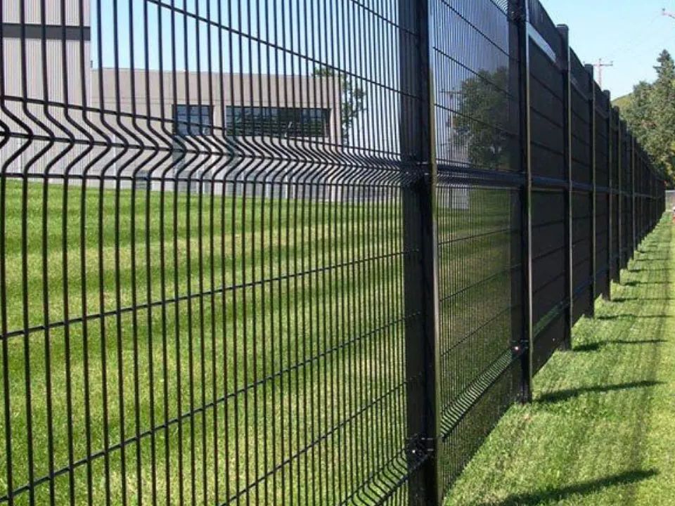 3D táblás kerítés fekete porszórt kivitelben, ipari csarnok telephelyén