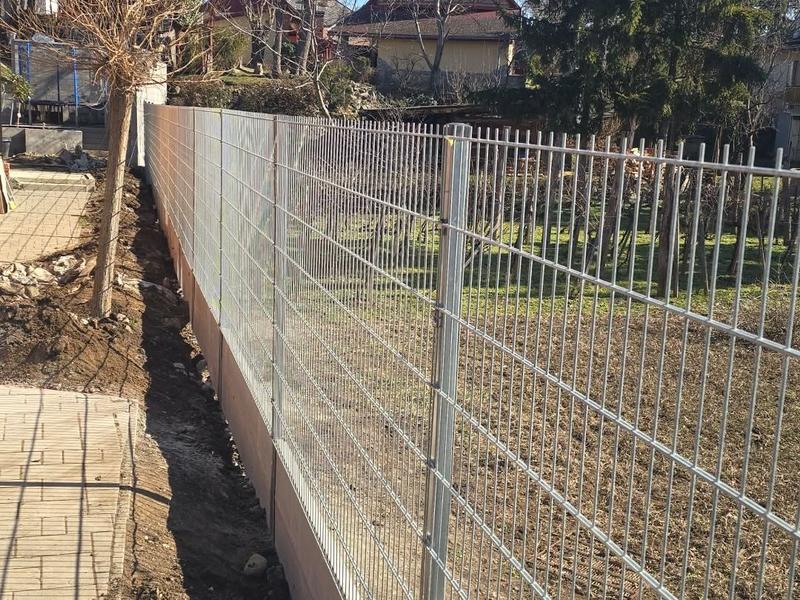 Horganyzott 2D táblás kerítés beton lábazaton, lakóingatlan telekhatárán