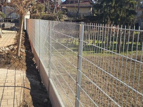 Horganyzott 2D táblás kerítés beton lábazaton, lakóingatlan telekhatárán