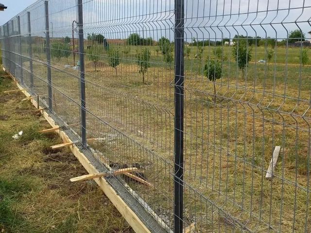 Horganyzott 3D táblás kerítés épülés közben  beton lábazattal  mezőgazdasági területen